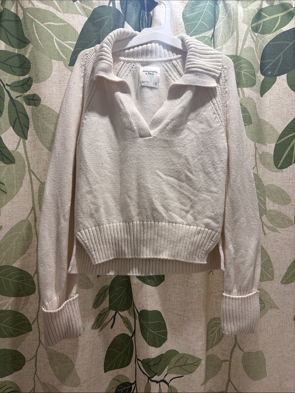 Abercrombie & Fitch Ivory Ribbed Collar V‑Neck Sweater